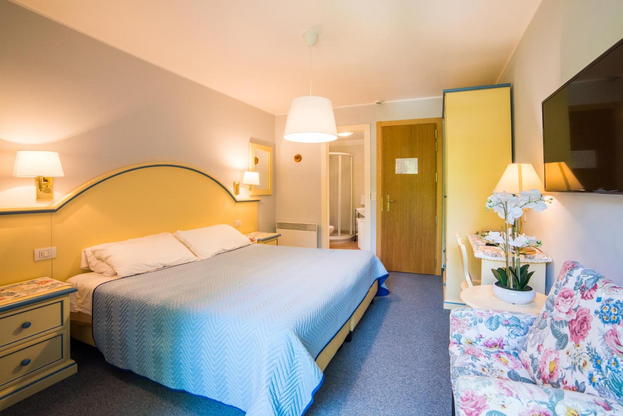 Albergo Milano Snc Lanzo dʼIntelvi Exteriér fotografie