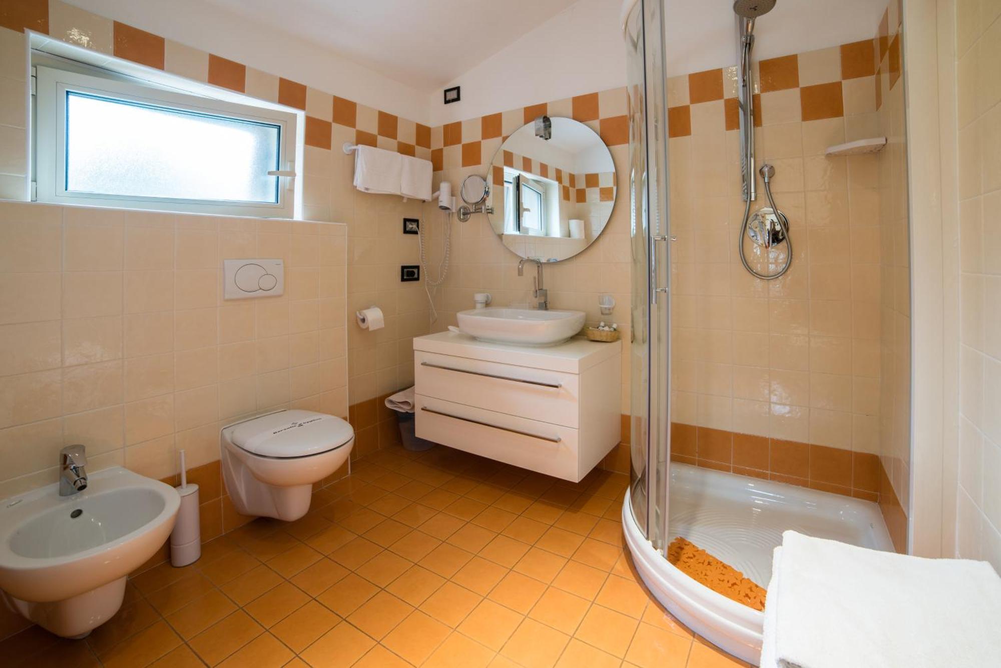 Albergo Milano Snc Lanzo dʼIntelvi Exteriér fotografie