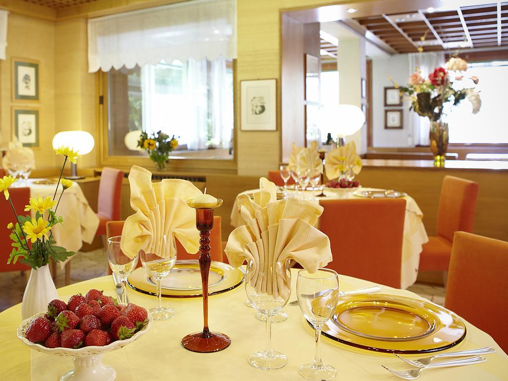 Albergo Milano Snc Lanzo dʼIntelvi Exteriér fotografie