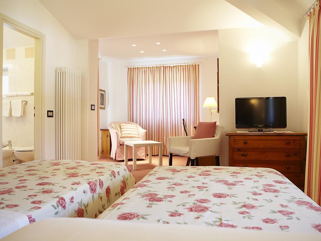 Albergo Milano Snc Lanzo dʼIntelvi Pokoj fotografie