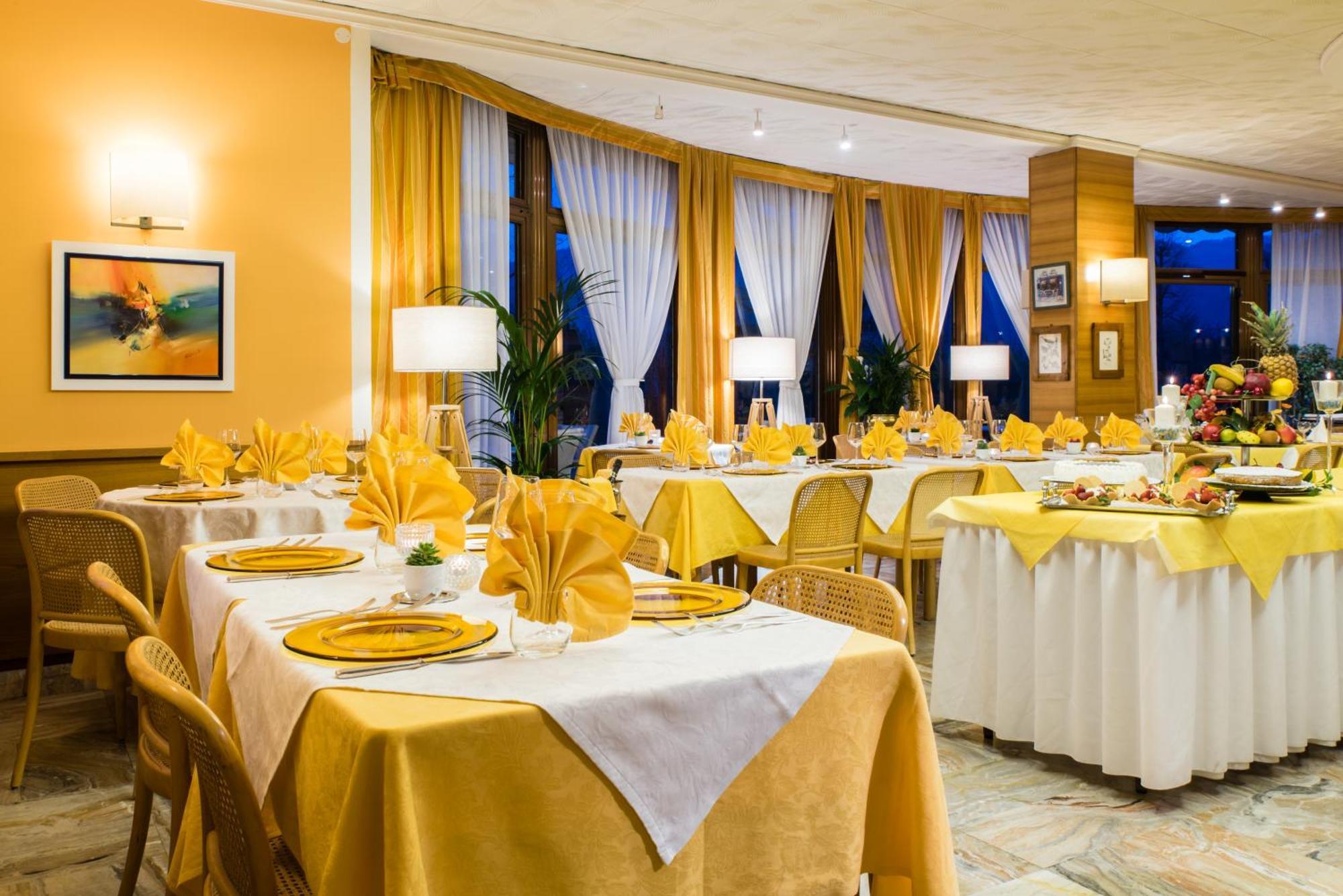 Albergo Milano Snc Lanzo dʼIntelvi Exteriér fotografie